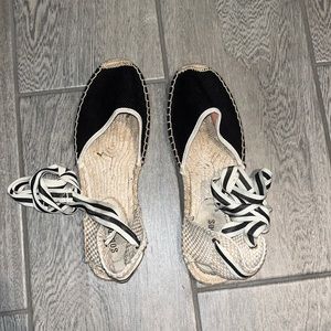 Tie up black and white Soludos